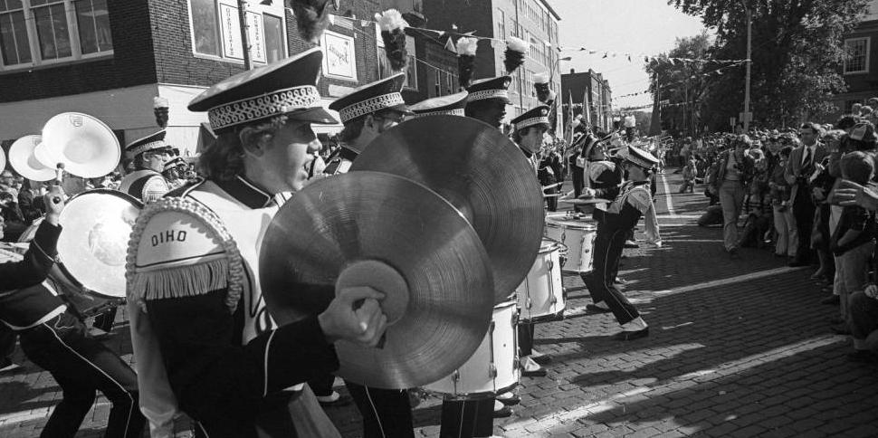 1980年返校节游行期间，俄亥俄州大学的110乐队在法院和联合路口行进.
