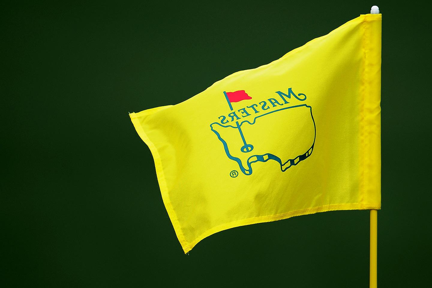 黄色的旗帜上写着“大师”，红色的旗帜环绕着美国的轮廓.