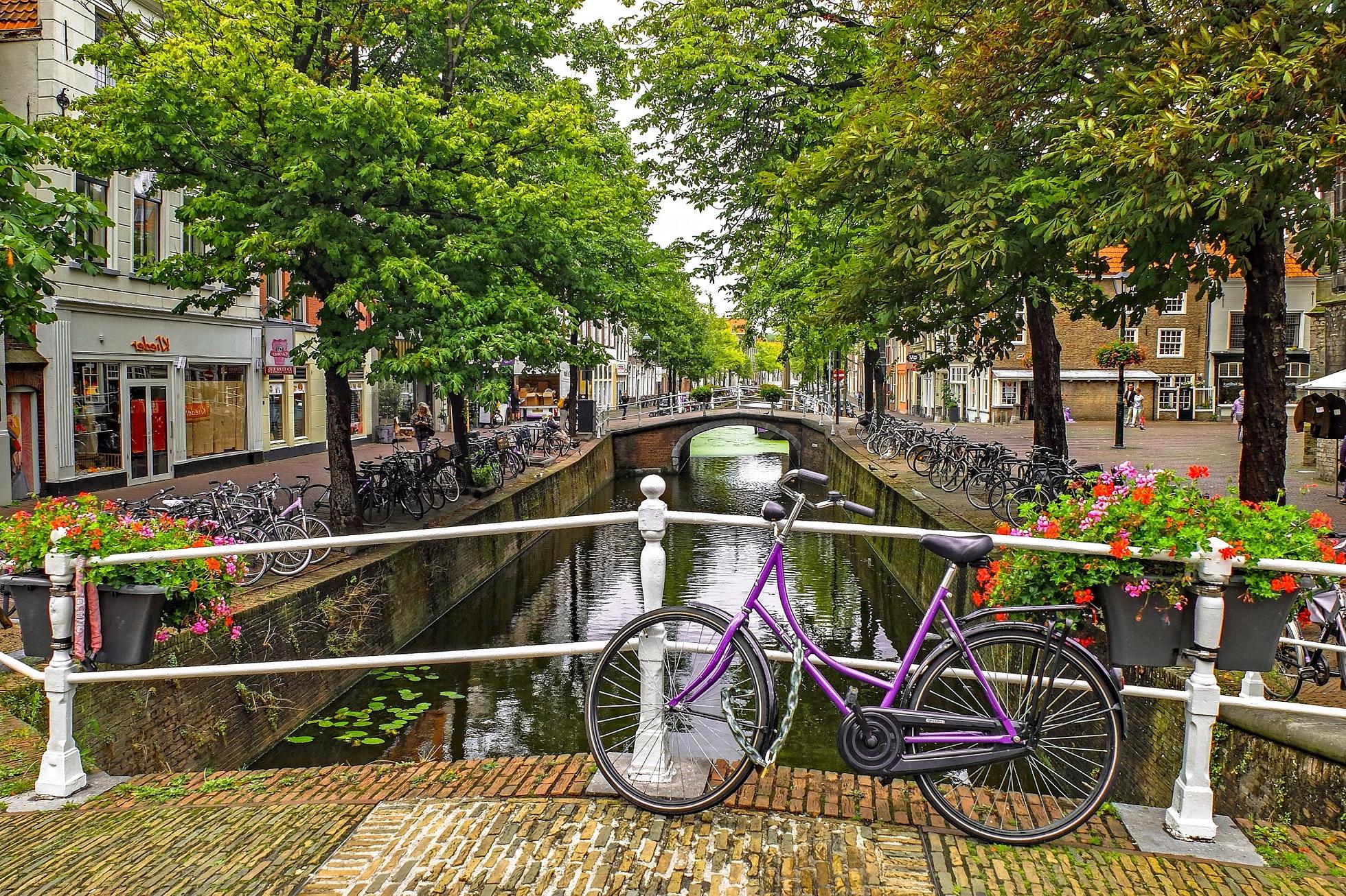 阿姆斯特丹靠在桥栏杆上的自行车.